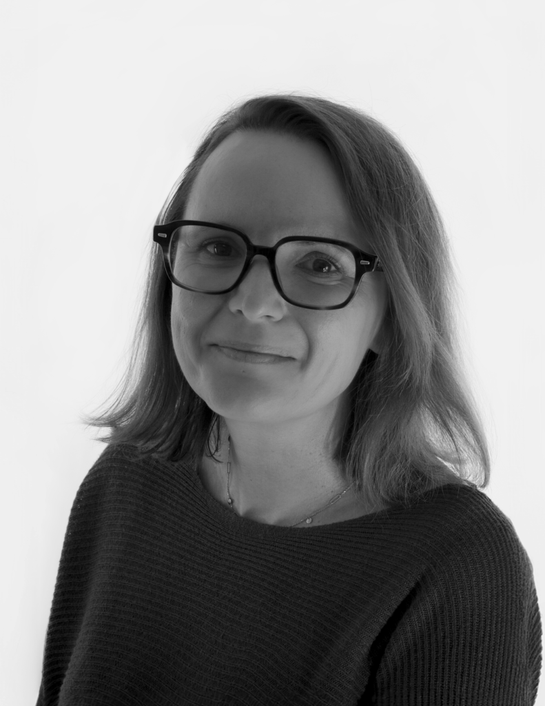 Porträtfoto mit Brille von Dr. Samra Hamzić.